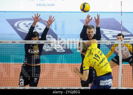 Block von Donovan Dzavoronok von Rana Verona während des Spiels zwischen Rana Verona und Valsa Group Modena, reguläre Saison der SuperLega Italian Volley Stockfoto