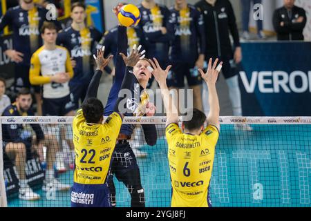 Spike von Donovan Dzavoronok von Rana Verona während des Spiels zwischen Rana Verona und Valsa Group Modena, reguläre Saison der SuperLega Italian Volley Stockfoto