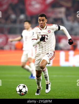 MÜNCHEN – 06. NOVEMBER: Jamal Musiala von Bayern München läuft mit einem Ball während des Spiels der UEFA Champions League 2024/25 Phase MD4 zwischen dem FC Bayern München und SL Benfica am 06. November 2024 in München. Stockfoto