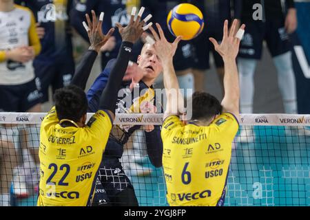 Spike von Donovan Dzavoronok von Rana Verona während des Spiels zwischen Rana Verona und Valsa Group Modena, reguläre Saison der SuperLega Italian Volley Stockfoto