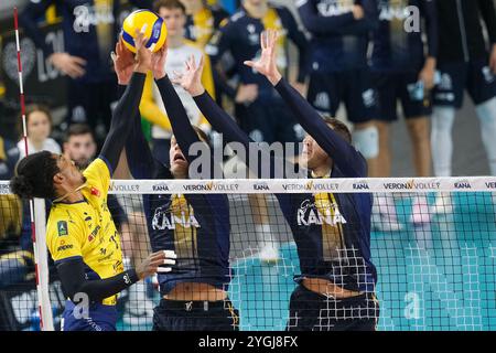 Block von Donovan Dzavoronok von Rana Verona während des Spiels zwischen Rana Verona und Valsa Group Modena, reguläre Saison der SuperLega Italian Volley Stockfoto