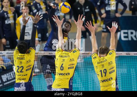 Angriff von Noumory Keita von Rana Verona während des Spiels zwischen Rana Verona und Valsa Group Modena, reguläre Saison der SuperLega Italian Volleyball Stockfoto