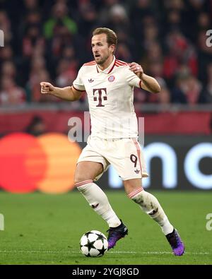 MÜNCHEN – 06. NOVEMBER: Harry Kane von Bayern München läuft mit einem Ball beim Spiel der UEFA Champions League 2024/25 Phase MD4 zwischen dem FC Bayern München und SL Benfica in der Football Arena München am 06. November 2024 in München. Stockfoto