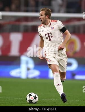 MÜNCHEN – 06. NOVEMBER: Harry Kane von Bayern München läuft mit einem Ball beim Spiel der UEFA Champions League 2024/25 Phase MD4 zwischen dem FC Bayern München und SL Benfica in der Football Arena München am 06. November 2024 in München. Stockfoto