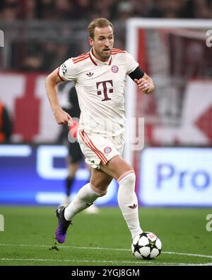 MÜNCHEN – 06. NOVEMBER: Harry Kane von Bayern München läuft mit einem Ball beim Spiel der UEFA Champions League 2024/25 Phase MD4 zwischen dem FC Bayern München und SL Benfica in der Football Arena München am 06. November 2024 in München. Stockfoto