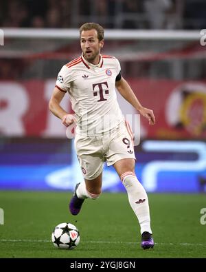 MÜNCHEN – 06. NOVEMBER: Harry Kane von Bayern München läuft mit einem Ball beim Spiel der UEFA Champions League 2024/25 Phase MD4 zwischen dem FC Bayern München und SL Benfica in der Football Arena München am 06. November 2024 in München. Stockfoto