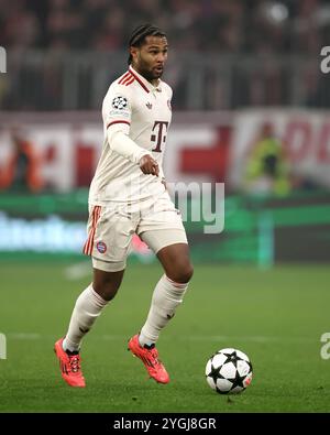 MÜNCHEN – 06. NOVEMBER: Serge Gnabry von Bayern München läuft mit einem Ball während des Spiels der UEFA Champions League 2024/25 Phase MD4 zwischen dem FC Bayern München und SL Benfica am 06. November 2024 in München. Stockfoto