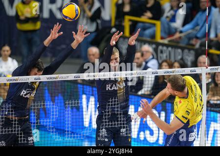 Block von Donovan Dzavoronok von Rana Verona während des Spiels zwischen Rana Verona und Valsa Group Modena, reguläre Saison der SuperLega Italian Volley Stockfoto