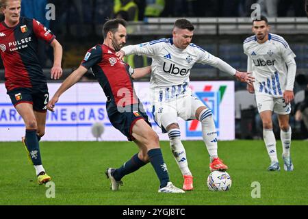 Genua, Italien. November 2024. Genua Mailand Badelj kämpft um den Ball während des Fußballspiels der Serie A zwischen Genua und Como im Luigi Ferraris Stadion in Genua, Italien - Donnerstag, den 07. November 2024. Sport - Fußball . (Foto: Tano Pecoraro/Lapresse) Credit: LaPresse/Alamy Live News Stockfoto