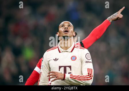 MÜNCHEN – 06. NOVEMBER: Leroy Sane von Bayern München sieht beim Spiel der UEFA Champions League 2024/25 Phase MD4 zwischen dem FC Bayern München und SL Benfica in der Football Arena München am 06. November 2024 in München an. Stockfoto