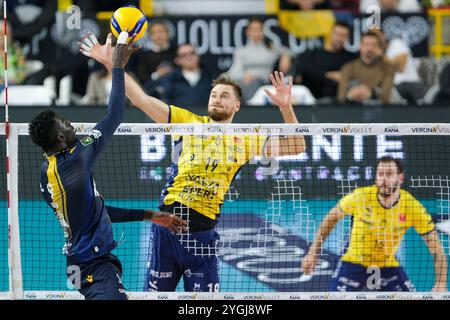 Angriff von Noumory Keita von Rana Verona während des Spiels zwischen Rana Verona und Valsa Group Modena, reguläre Saison der SuperLega Italian Volleyball Stockfoto