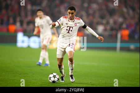 MÜNCHEN – 06. NOVEMBER: Jamal Musiala von Bayern München läuft mit einem Ball während des Spiels der UEFA Champions League 2024/25 Phase MD4 zwischen dem FC Bayern München und SL Benfica am 06. November 2024 in München. Stockfoto