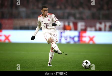 MÜNCHEN – 06. NOVEMBER: Jamal Musiala von Bayern München läuft mit einem Ball während des Spiels der UEFA Champions League 2024/25 Phase MD4 zwischen dem FC Bayern München und SL Benfica am 06. November 2024 in München. Stockfoto