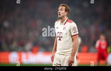 MÜNCHEN: Harry Kane von Bayern Muenchen sieht beim Spiel der UEFA Champions League 2024/25 League Phase MD4 zwischen dem FC Bayern München und SL Benfica in der Football Arena München am 06. November 2024 in München an. Stockfoto