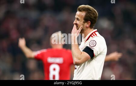 MÜNCHEN, DEUTSCHLAND - 06. NOVEMBER: Harry Kane von Bayern Muenchen sieht beim Spiel der UEFA Champions League 2024/25 League Phase MD4 zwischen dem FC Bayern München und SL Benfica in der Football Arena München am 06. November 2024 in München aus. Stockfoto