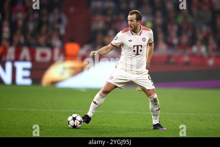 MÜNCHEN – 06. NOVEMBER: Harry Kane von Bayern München läuft mit einem Ball beim Spiel der UEFA Champions League 2024/25 Phase MD4 zwischen dem FC Bayern München und SL Benfica in der Football Arena München am 06. November 2024 in München. Stockfoto