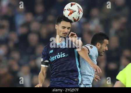 Portos CAN-Mittelfeldspieler Stephen Eustaquio tritt am 7. November 2024 im Olimpico-Stadion in Rom gegen den FC Porto mit Pedro, dem spanischen Stürmer Pedro von Lazio, um den Ball zu gewinnen. Stockfoto