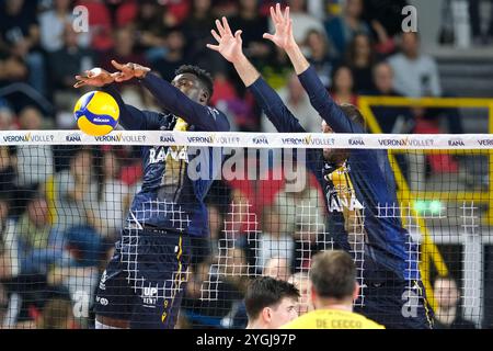 Block von Noumory Keita von Rana Verona während des Spiels zwischen Rana Verona und Valsa Group Modena, reguläre Saison des SuperLega Italian Volleyball Stockfoto