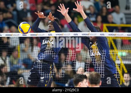 Block von Noumory Keita von Rana Verona während des Spiels zwischen Rana Verona und Valsa Group Modena, reguläre Saison des SuperLega Italian Volleyball Stockfoto