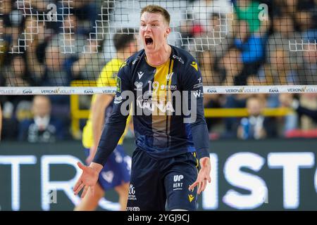 Rok Mozic von Rana Verona feiert nach einem Punktestand im Spiel zwischen Rana Verona und Valsa Group Modena, der regulären Saison der SuperLega Stockfoto