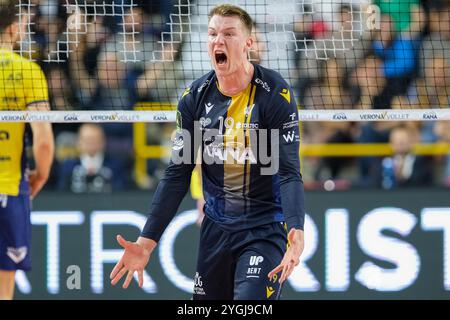 Rok Mozic von Rana Verona feiert nach einem Punktestand im Spiel zwischen Rana Verona und Valsa Group Modena, der regulären Saison der SuperLega Stockfoto