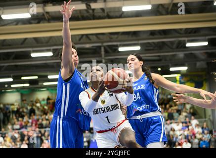 Von links nach rechts Artemis Spanou (GRE), Alexis PETERSON (GER), Mariella Fasoula (GRE) Aktion, Duelle, Qualifikation für die Basketball-Europameisterschaft der Frauen, Deutschland (GER) - Griechenland (GRE), am 07.11.2024 in Hagen/Deutschland Stockfoto