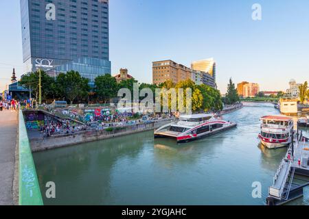 Wien, Donaukanal, Blick auf Design Tower (Sofitel Vienna Stephansdom (Sofitel)), Ankunft im Twin City Liner Schiff im Jahr 01. Altstadt, Österreich Stockfoto