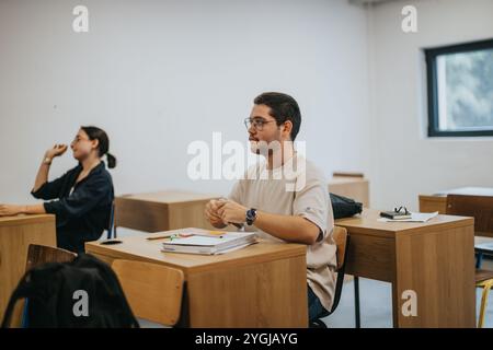 Schüler der High School besuchen den Unterricht in einem modernen Klassenzimmer Stockfoto