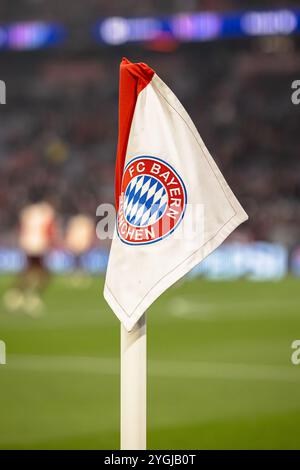 München, Deutschland. November 2024. München, 06. November 2024: Eckfahne des FC Bayern München vor dem UEFA Champions League-Fußballspiel zwischen dem FC Bayern München und Benfica Lissabon in der Allianz Arena in München. Philipp Kresnik (Philipp Kresnik/SPP) Credit: SPP Sport Press Photo. /Alamy Live News Stockfoto