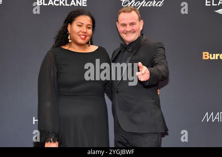 Devid Striesow mit Ehefrau Ines Ganzberger-Striesow bei der 76. Bambi-Verleihung 2024 in den Bavaria Filmstudios. München, 07.11.2024 *** Devid Striesow mit Ehefrau Ines Ganzberger Striesow bei den Bambi Awards 76 2024 in den Bavaria Film Studios München, 07 11 2024 Foto:XS.xSpöttelx/xFuturexImagex bambi2024 9216 Stockfoto