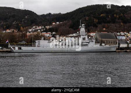 Niederländische Mehrzweckfregatte HNLMS Van Amstel F831 am Kai Festningskaien im Hafen von Bergen, Norwegen. Stockfoto