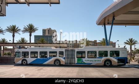 LAS VEGAS, NEVADA, USA - 4. JUNI 2013: Knickgelenkter RTC-Bus am Bonneville Transit Center Stockfoto