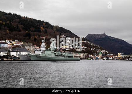 Die belgische Fregatte Louise-Marie F931 und der portugiesische Dom Francisco de Almeida F334 am Kai Festningskaien im Hafen von Bergen, Norwegen. Stockfoto