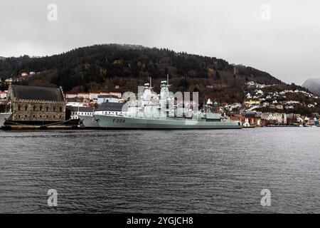 Die belgische Fregatte Louise-Marie F931 und der portugiesische Dom Francisco de Almeida F334 am Kai Festningskaien im Hafen von Bergen, Norwegen. Stockfoto