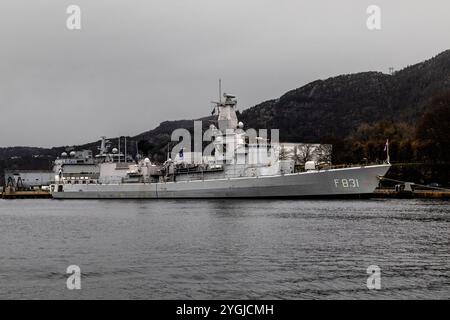 Niederländische Mehrzweckfregatte HNLMS Van Amstel F831 am Kai Festningskaien im Hafen von Bergen, Norwegen. Stockfoto