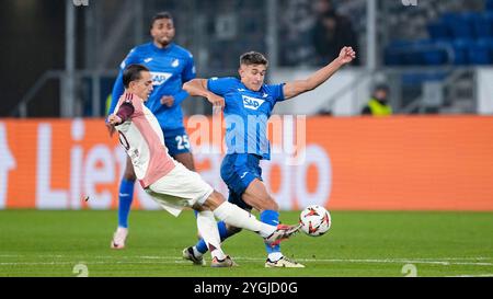 Sinsheim, Deutschland. November 2024. v.li.: Maxence Caqueret (OL, 6), Tom Bischof (Hoffenheim, 7), Zweikampf, Spielszene, Duell, Duell, Tackle, Tackling, Dynamik, Aktion, 07.11.2024, Sinsheim (Deutschland), Fussball, UEFA Europa League, Gruppenphase, TSG 1899 Hoffenheim - Olympique Lyon, VORSCHRIFTEN VERBIETEN DIE VERWENDUNG VON FOTOS ALS BILDSEQUENZEN UND/ODER QUASI-VIDEO. Quelle: dpa/Alamy Live News Stockfoto