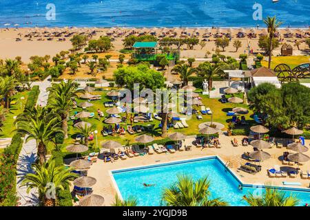 Blick aus der Vogelperspektive auf das Strandresort auf Rhodos, Griechenland, mit Pool und Ägäisküste. Rhodos, Griechenland Stockfoto