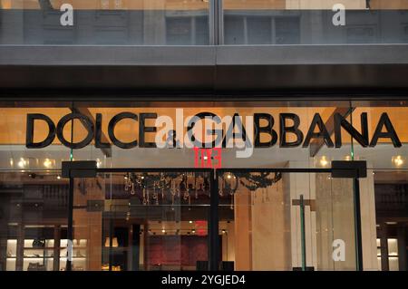 Ein Dolce & Gabbana-Geschäft befindet sich auf der Fifth Avenue in Manhattan, New York City. Stockfoto