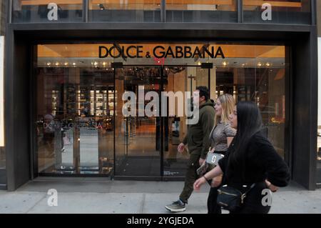 Ein Dolce & Gabbana-Geschäft befindet sich auf der Fifth Avenue in Manhattan, New York City. Stockfoto