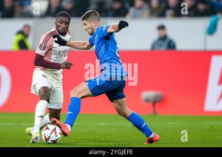 Sinsheim, Deutschland. November 2024. v.li.: Clinton Mata (OL 22), Andrej Kramaric (Hoffenheim 27), Zweikampf, Spielszene, Duell, Duell, Tackle, Tackling, Dynamik, Aktion, 07.11.2024, Sinsheim (Deutschland), Fussball, UEFA Europa League, Gruppenphase, TSG 1899 Hoffenheim - Olympique Lyon, VORSCHRIFTEN VERBIETEN DIE VERWENDUNG VON FOTOS ALS BILDSEQUENZEN UND/ODER QUASI-VIDEO. Quelle: dpa/Alamy Live News Stockfoto