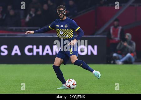 Amsterdam, Deutschland. November 2024. Fussball UEFA Europa League 4. Spieltag Ajax Amsterdam - Maccabi Tel Aviv am 07.11.2024 in der Johan Cruijff Arena in Amsterdam Sagiv Jehezkel ( Tel Aviv ) mit Maske Foto: Revierfoto Credit: ddp Media GmbH/Alamy Live News Stockfoto