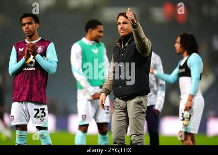 Burnley-Manager Scott Parker (Mitte) applaudiert den Fans nach dem letzten Pfiff im Sky Bet Championship-Spiel in den Hawthorns, West Bromwich. Bilddatum: Donnerstag, 7. November 2024. Stockfoto