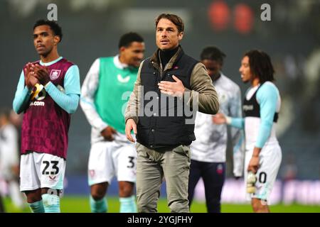 Burnley-Manager Scott Parker (Mitte) applaudiert den Fans nach dem letzten Pfiff im Sky Bet Championship-Spiel in den Hawthorns, West Bromwich. Bilddatum: Donnerstag, 7. November 2024. Stockfoto