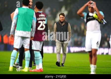 Burnley-Manager Scott Parker (Mitte) sieht frustriert nach dem letzten Pfiff im Sky Bet Championship-Spiel in den Hawthorns, West Bromwich aus. Bilddatum: Donnerstag, 7. November 2024. Stockfoto