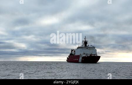 Der U.S. Coast Guard Cutter Healy (WAGB 20) manövriert vor der Küste von Nome, Alaska, nach Abschluss der ersten Phase ihres Einsatzes im Herbst 2024, am 25. Oktober 2024. Healys Crew unterstützte ein eingeleitetes Wissenschaftsteam während der ersten Phase und führte die Alaska Arctic Coast Port Access Route Study (AACPARS) und opportunistische Kartierungen durch, die bathymetrische Kartierungen in der Chukchi- und Beaufort-See beinhalteten. Foto der US-Küstenwache von Senior Chief Petty Officer Matt Masaschi. Stockfoto