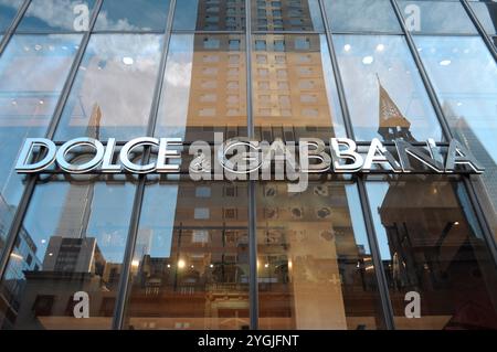 New York, USA. November 2024. Ein Dolce & Gabbana-Geschäft befindet sich auf der Fifth Avenue in Manhattan, New York City. (Credit Image: © Jimin Kim/SOPA Images via ZUMA Press Wire) NUR REDAKTIONELLE VERWENDUNG! Nicht für kommerzielle ZWECKE! Stockfoto