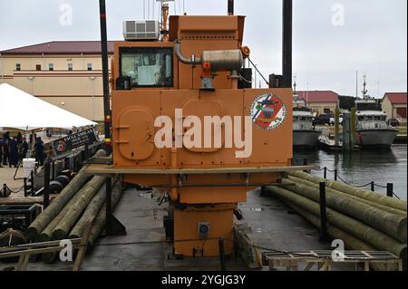 Die USCGC Smilax (WLIC 315), die Königin der Flotte der Küstenwache, wird am 7. November 2024 für Macon festgemacht, während aktuelle und ehemalige Besatzungsmitglieder sich auf den 80. Jahrestag des Cutters in Atlantic Beach, North Carolina, vorbereiten. Der Cutter Smilax wurde am 1. November 1944 in Betrieb genommen. (Foto der US-Küstenwache von Petty Officer 1st Class Jonathan Lally) Stockfoto