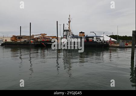 Die USCGC Smilax (WLIC 315), Küstenwache Königin der Flotte, liegt am 7. November 2024 in Fort Macon, Atlantic Beach, North Carolina. während des 80. Jahrestages der Inbetriebnahme des Schneiders. Bei der Feier fanden mehrere ehemalige Besatzungsmitglieder der Smilax statt und aktuelle Besatzungsmitglieder boten auch Touren durch den Cutter an. (Foto der US-Küstenwache von Petty Officer 1st Class Jonathan Lally) Stockfoto