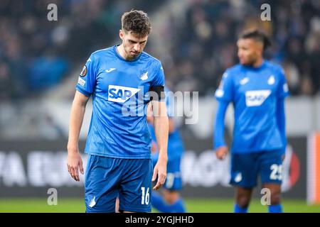 Sinsheim, Deutschland. November 2024. Anton Stach (Hoffenheim, 16), Spieler der TSG 1899 Hoffenheim, enttäuscht schauend, Enttäuschung, Frustration, enttäuscht, pessimistisch, Aktion, Aktion, Spielszene, 07.11.2024, Sinsheim (Deutschland), Fussball, UEFA Europa League, Gruppenphase, TSG 1899 Hoffenheim - Olympique Lyon, VORSCHRIFTEN VERBIETEN DIE VERWENDUNG VON FOTOGRAFIEN ALS BILDSEQUENZEN UND/ODER QUASI-VIDEO. Quelle: dpa/Alamy Live News Stockfoto