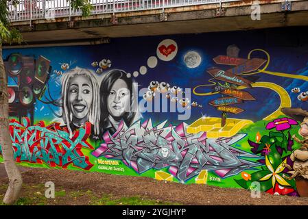 Detail eines 50 Meter langen Wandgemäldes, das von lokalen Straßenkünstlern in Bristol zur Feier des 30-jährigen Bestehens des unabhängigen Drum and Bass Plattenlabels von Metalheadz geschaffen wurde Stockfoto